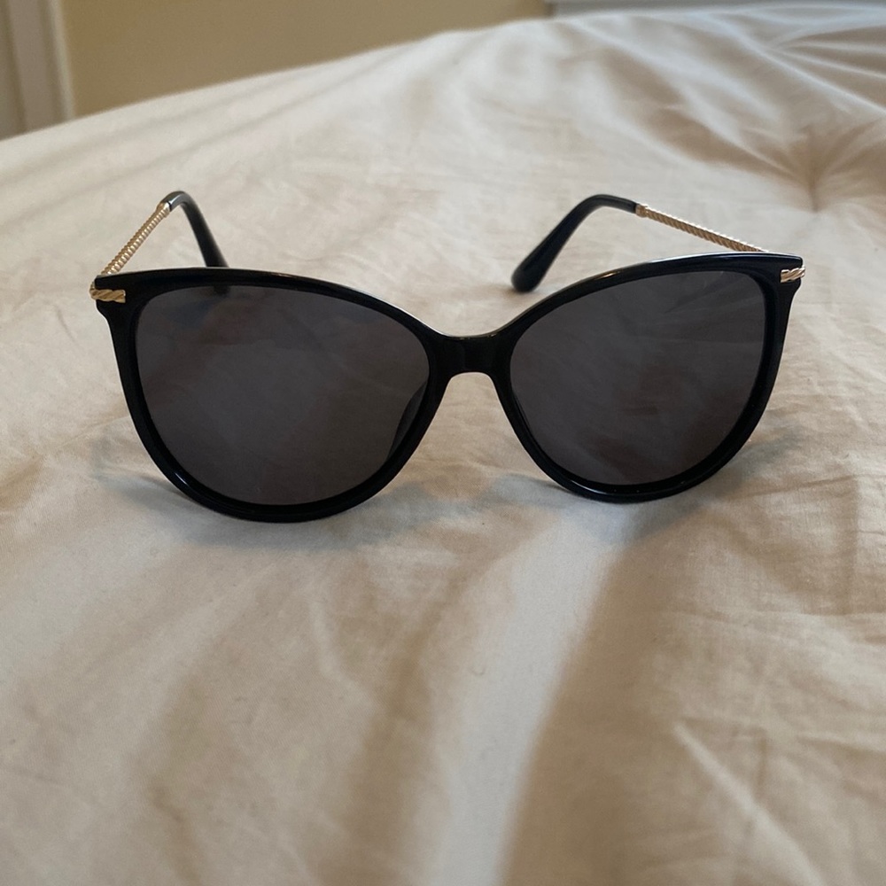 Oversized sunglasses with gold accent
